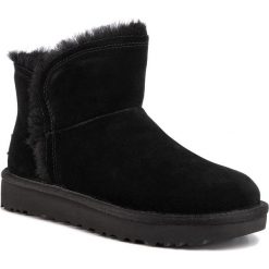 Buty UGG - W Classic Mini Fluff High-Low 1103745 Blk. Czarne kozaki damskie Ugg, ze skóry, bez obcasa, bez zapięcia. W wyprzedaży za 619,00 zł.