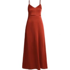 IVY & OAK STRAP DRESS Suknia balowa cognac. Brązowe sukienki damskie marki IVY & OAK, bez wzorów, z wiskozy, wizytowe, bez kołnierzyka, bez rękawów. Za 799,00 zł.