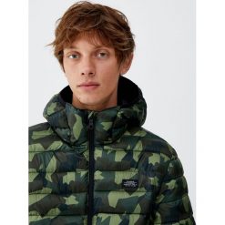 Lekka pikowana kurtka z kapturem. Białe kurtki męskie pikowane marki Pull&Bear, m, z napisami. Za 129,00 zł.