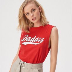Krótki tank top z napisem retro - Czerwony. Czerwone topy damskie Sinsay, s, z napisami, bez kołnierzyka. W wyprzedaży za 9,99 zł.