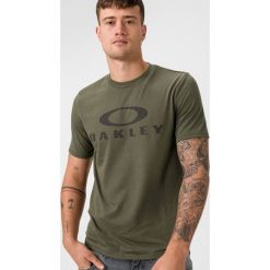 Oakley Bark Koszulka Zielony. Zielone podkoszulki męskie Oakley, s, z nadrukiem, z bawełny, z krótkim rękawem. Za 113,95 zł.