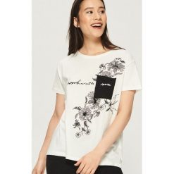 T-shirt z kontrastową kieszenią - Kremowy. Białe t-shirty damskie Sinsay, l, z kontrastowym kołnierzykiem. W wyprzedaży za 14,99 zł.
