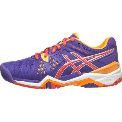 Buty w kolorze fioletowym do gry w tenisa. Fioletowe buty sportowe damskie Asics, bez wzorów, sportowe, tenisowe. W wyprzedaży za 259,95 zł.