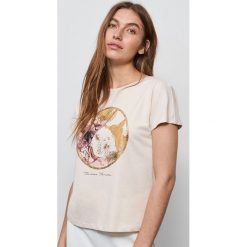 T-shirt z błyszczącym nadrukiem - Beżowy. Brązowe t-shirty damskie Reserved, s, z nadrukiem, bez kołnierzyka. W wyprzedaży za 29,99 zł.