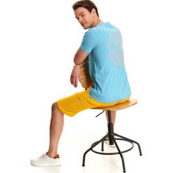 T-shirt krótki rękaw męski z nadrukiem, z printem. Niebieskie t-shirty męskie Top Secret, xxl, z nadrukiem, klasyczne, z okrągłym kołnierzem, krótkie. W wyprzedaży za 29,99 zł.