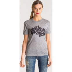 Szary t-shirt Emporio Armani z czarnym nadrukiem. Szare t-shirty damskie Emporio Armani, z nadrukiem, z okrągłym kołnierzem. Za 143,60 zł.