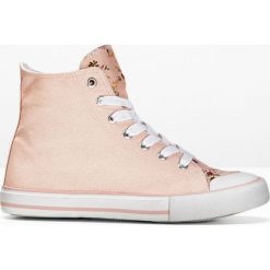 Wysokie sneakersy bonprix brzoskwiniowy wzorzysty. Pomarańczowe buty sportowe damskie bonprix. Za 49,99 zł.