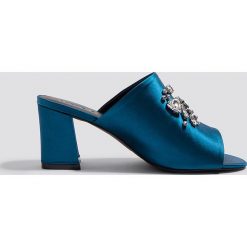NA-KD Shoes Klapki ze zdobieniami - Blue. Niebieskie klapki damskie NA-KD Shoes, z satyny, na wysokim obcasie. W wyprzedaży za 109,17 zł.
