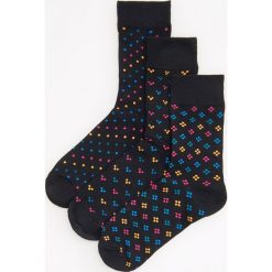 Wzorzyste skarpety 3 pack - Czarny. Czarne skarpetki męskie Reserved, bez wzorów. Za 29,99 zł.