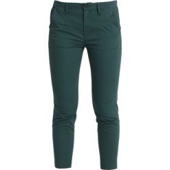 GStar BRONSON MID SKINNY CHINO Spodnie materiałowe maple green. Zielone spodnie damskie marki G-Star, bez wzorów, z elastanu. Za 419,00 zł.