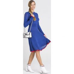 SUKIENKA PINKO. Niebieskie sukienki damskie Pinko, na imprezę, s, bez wzorów, z dzianiny, z okrągłym kołnierzem, bez rękawów, midi, dopasowane. Za 773,50 zł.
