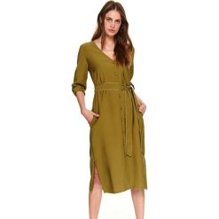 Sukienka damska z wiązaniem. Brązowe sukienki damskie Top Secret, na co dzień, na zimę, bez wzorów, z tkaniny, eleganckie, z dekoltem w serek, bez rękawów, midi, szmizjerki. W wyprzedaży za 89,99 zł.