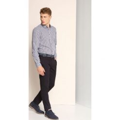 Koszula długi rękaw męska regular fit. Białe koszule męskie Top Secret, na zimę, m, w kratkę, z jeansu, eleganckie, z klasycznym kołnierzykiem, z długim rękawem. W wyprzedaży za 49,99 zł.