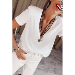 T-shirt damski AMIBELA WHITE. Białe bluzki damskie IVET, bez wzorów, bez kołnierzyka. W wyprzedaży za 39,00 zł.