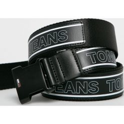 Tommy Jeans - Pasek. Czarne paski damskie Tommy Jeans, w paski, z jeansu. W wyprzedaży za 179,90 zł.