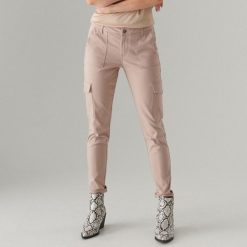 Spodnie skinny z kieszeniami cargo - Beżowy. Brązowe spodnie damskie Mohito. W wyprzedaży za 79,99 zł.
