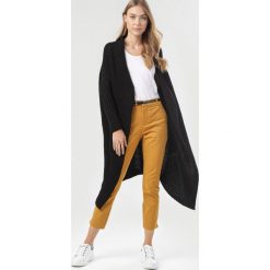Czarny Kardigan Himilia. Czarne swetry damskie Born2be, uniwersalny, bez wzorów. Za 139,99 zł.
