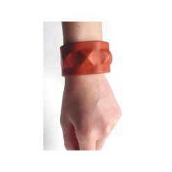 Bransoleta skórzana piramidki ceglasta czerwień. Czerwone bransoletki damskie Mikashka, ze skóry, metalowe. Za 65,99 zł.