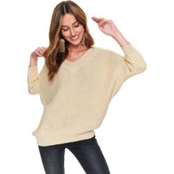 Połyskujący damski sweter w serek o luźnym kroju. Brązowe swetry damskie Top Secret, na wiosnę, bez wzorów, eleganckie, bez rękawów, bez kaptura. W wyprzedaży za 99,99 zł.