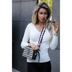 Bluzka damska LORNA WHITE. Białe bluzki damskie Bluzka damska LORNA WHITE, uniwersalny, bez wzorów, bez kołnierzyka, bez rękawów. W wyprzedaży za 39,00 zł.