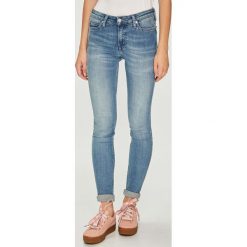 Calvin Klein Jeans - Jeansy 001. Niebieskie jeansy damskie skinny marki Calvin Klein Jeans, z elastanu. W wyprzedaży za 319,90 zł.