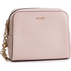 Kosmetyczka DKNY - R91R3A67 Iconic Blush 3IB. Różowe kosmetyczki męskie DKNY, bez wzorów, ze skóry. W wyprzedaży za 239,00 zł.