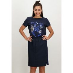 Koszulka w kolorze granatowym. Niebieskie koszulki damskie Garcia, xs, bez wzorów, z bawełny, z okrągłym kołnierzem. W wyprzedaży za 55,95 zł.