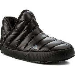 Kapcie THE NORTH FACE - Thermoball Traction Bootie T93MKHYXA Shiny Tnf Black/Dark Shadow Grey. Czarne kapcie męskie The North Face, bez wzorów, z gumy. W wyprzedaży za 189,00 zł.