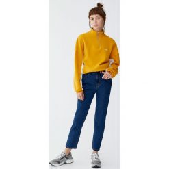 Jeansy mom fit basic. Szare jeansy damskie relaxed fit marki Pull&Bear. Za 79,90 zł.