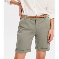 Szorty z paskiem - Khaki. Brązowe szorty damskie Reserved, bez wzorów. Za 69,99 zł.
