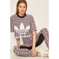 Adidas Originals - T-shirt. Różowe topy damskie adidas Originals, bez wzorów, z bawełny, z okrągłym kołnierzem. Za 119,90 zł.
