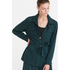 Żakiet z wiązaniem - Khaki. Brązowe żakiety damskie Reserved. W wyprzedaży za 69,99 zł.