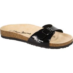 Pepe Jeans - Klapki Oban. Czarne klapki damskie Pepe Jeans, w paski, z jeansu, bez obcasa, na obcasie. W wyprzedaży za 99,90 zł.