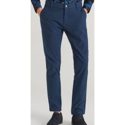 Spodnie slim fit - Granatowy. Niebieskie spodnie męskie Reserved, m, bez wzorów. W wyprzedaży za 89,99 zł.