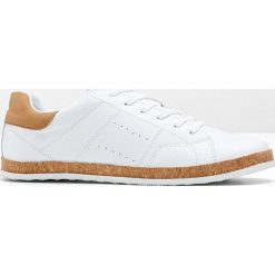 Sneakersy bonprix biały. Białe sneakersy męskie bonprix, na sznurówki. Za 37,99 zł.