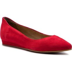 Baleriny TAMARIS - 1-22118-22 Lipstick 515. Czerwone klasyczne baleriny damskie Tamaris, na co dzień, bez wzorów, z zamszu, bez obcasa, na płaskiej podeszwie, bez zapięcia. Za 219,90 zł.
