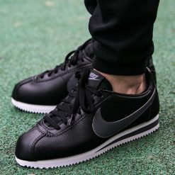 Buty Nike Classic Cortez Leather "Dark Grey" (749571-011). Szare buty sportowe męskie Nike, ze skóry, bez zapięcia. Za 299,99 zł.