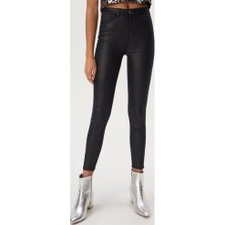 Spodnie skinny z brokatowym połyskiem - Czarny. Czarne spodnie damskie Sinsay, z jeansu. Za 89,99 zł.