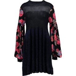 Free People ROSE AND SHINE DRESS Sukienka dzianinowa black combo. Czarne sukienki dzianinowe marki Free People. W wyprzedaży za 460,85 zł.
