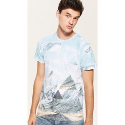 T-shirt z nadrukiem all over - Wielobarwn. Szare t-shirty męskie z nadrukiem marki House, l. Za 49,99 zł.