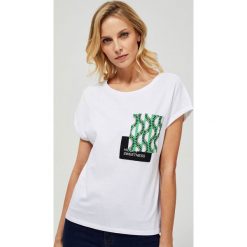 T-shirt z ozdobną kieszonką. Białe bluzki damskie Moodo, l, bez wzorów, z bawełny, klasyczne, z okrągłym kołnierzem, z krótkim rękawem. Za 24,99 zł.
