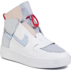 Buty NIKE - Vandalised CJ1648 001 Sky Grey/Hydrogen Blue/White. Białe półbuty damskie Nike, bez wzorów, ze skóry, bez obcasa, na płaskiej podeszwie, bez zapięcia. W wyprzedaży za 559,00 zł.