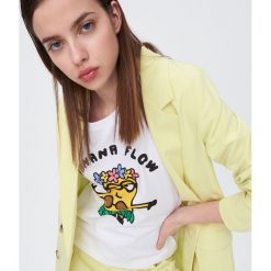 Bawełniana koszulka z Minionkiem - Biały. Białe koszulki damskie Sinsay, s, bez wzorów, z bawełny, bez kołnierzyka, bez rękawów. Za 29,99 zł.