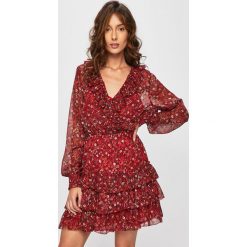 Pepe Jeans - Sukienka Maris. Czerwone sukienki damskie Pepe Jeans, na co dzień, s, bez wzorów, z poliesteru, casualowe, bez kołnierzyka, bez rękawów, rozkloszowane. Za 359,90 zł.