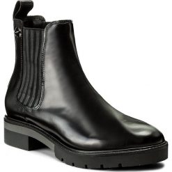 Sztyblety TOMMY HILFIGER - Roxana 2A FW0FW01549 Black 990. Czarne botki damskie na obcasie marki TOMMY HILFIGER, z materiału. W wyprzedaży za 379,00 zł.