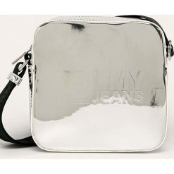 Tommy Jeans - Torebka. Szare listonoszki damskie Tommy Jeans, w paski, z jeansu, na ramię, małe, bez dodatków. Za 389,90 zł.
