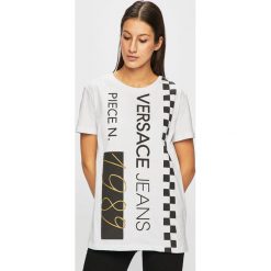 Versace Jeans - Top. Białe bluzki damskie Versace Jeans, s, z nadrukiem, z bawełny, z okrągłym kołnierzem, z krótkim rękawem. W wyprzedaży za 269,90 zł.