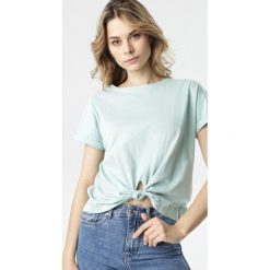 Miętowy T-shirt Therial. Zielone bluzki damskie Born2be, s, bez wzorów, z dzianiny, klasyczne, z okrągłym kołnierzem, z krótkim rękawem. Za 29,99 zł.