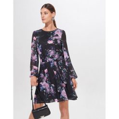 Sukienka w kwiaty - Czarny. Czarne sukienki damskie Mohito, s, w kwiaty, bez kołnierzyka, bez rękawów. Za 139,99 zł.