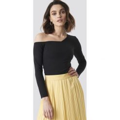 NA-KD Off One Shoulder Top - Black. Czarne topy damskie NA-KD, bez wzorów, bez kołnierzyka. Za 121,95 zł.